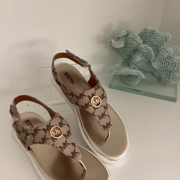 NWT MICHAEL KORS THONG SANDALS SHOES LOGO PLAQUE MONOGRAM BROWN/TAN 6.5 EUR 37 - Picture 4 of 12